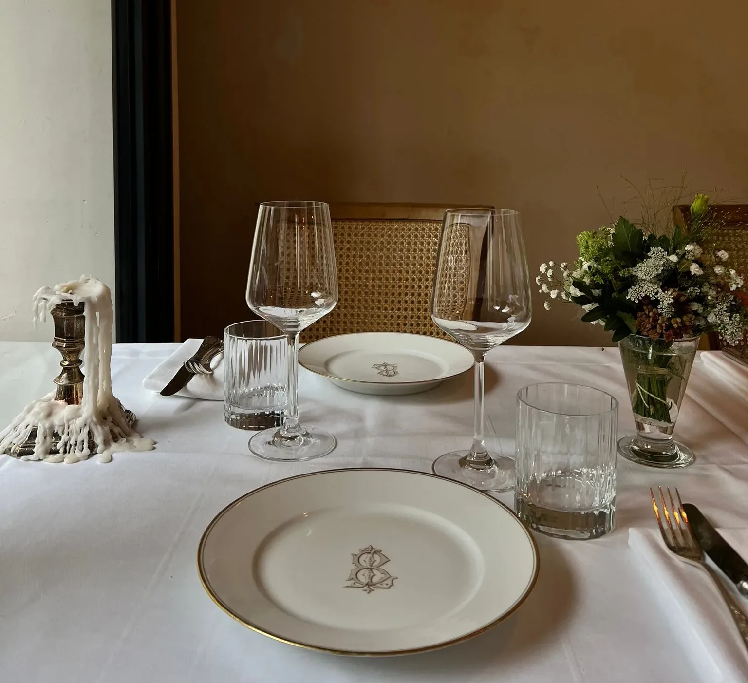 La table avec les couverts